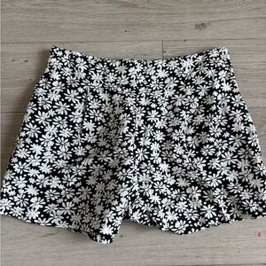 LOFT Black and White Daisy Floral Pull-On Shorts Size Small Linen Blend Shorts